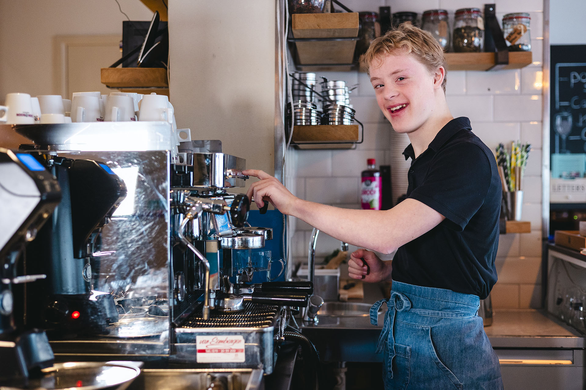 Hidde die een koffietje zet