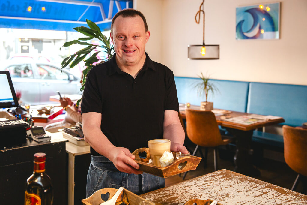 Medewerker serveert kopje koffie