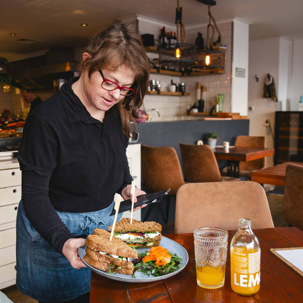 Medewerker die heerlijke lunch bedient