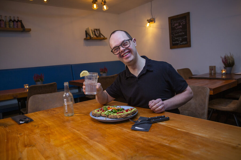 medewerker met lekkere lunch
